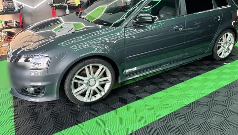 Audi S3 grise préparée avant la pose d'un covering gris satin