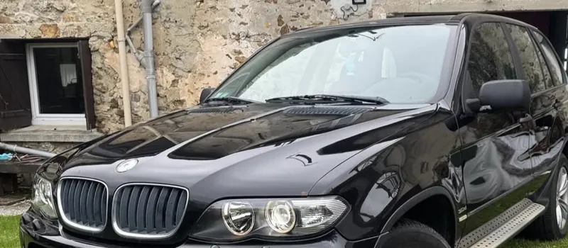 La même BMW X5 E53 après nettoyage et lustrage, carrosserie brillante