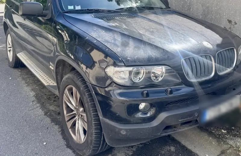 BMW X5 E53 noire avant traitement, carrosserie ternie et poussiéreuse après deux ans sans rouler
