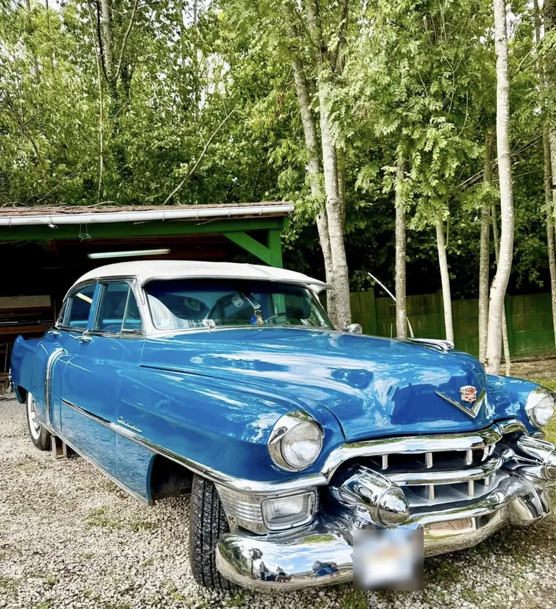 Cadillac bleue de 1953 après polissage et cire de carnauba, chromes brillants