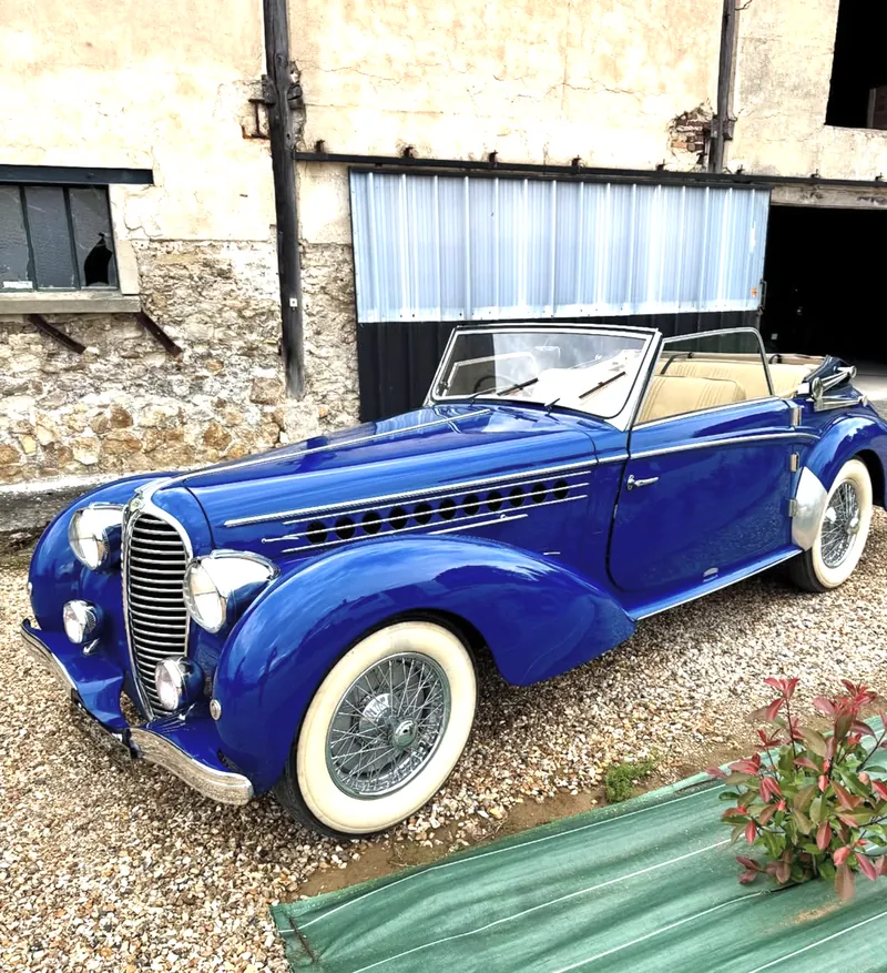 Delahaye Type 135 bleue de 1949 après lustrage et rénovation des chromes