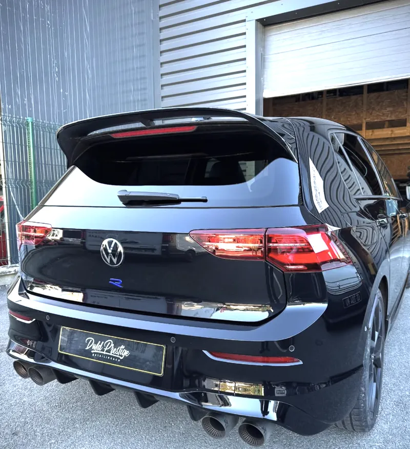 Volkswagen Golf 8 R noire vue de l'arrière, après la correction des micro-rayures