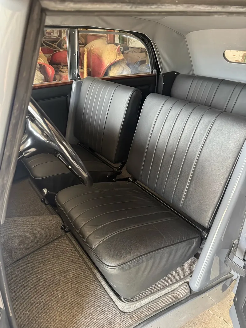 Banquettes en cuir de la Horch Kommander de 1949 après rénovation de l'intérieur
