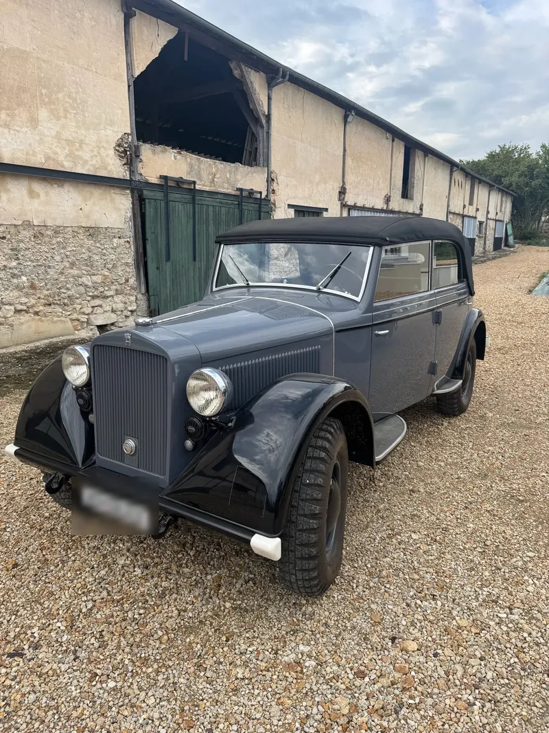 Horch Kommander de 1949 bi-ton après polissage complet, devant une longère