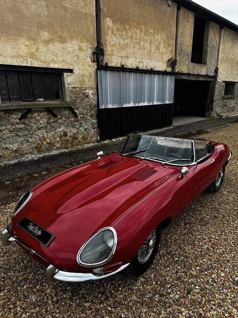 Jaguar Type E rouge de 1963 après lustrage complet