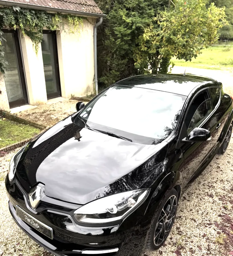 Renault Mégane 3 RS noire après polissage et céramique Gtechniq, le capot comme un miroir