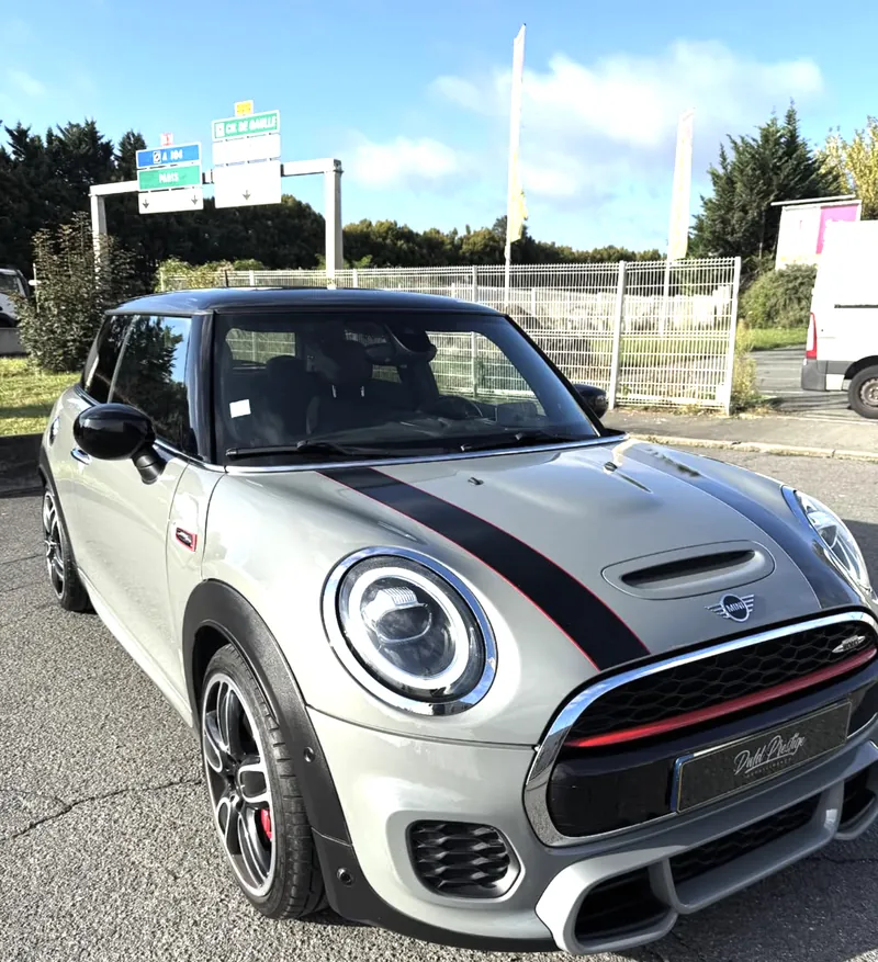 Mini John Cooper Works grise après polissage et protection céramique Gtechniq