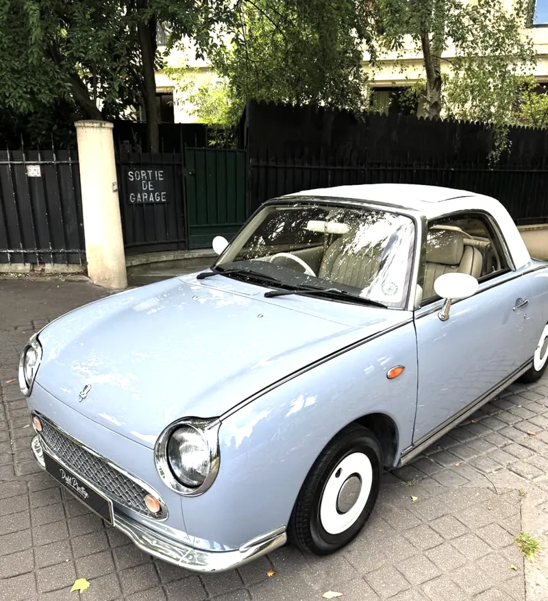 Nissan Figaro bleu pâle de 1991 après polissage et céramique, garée à Paris
